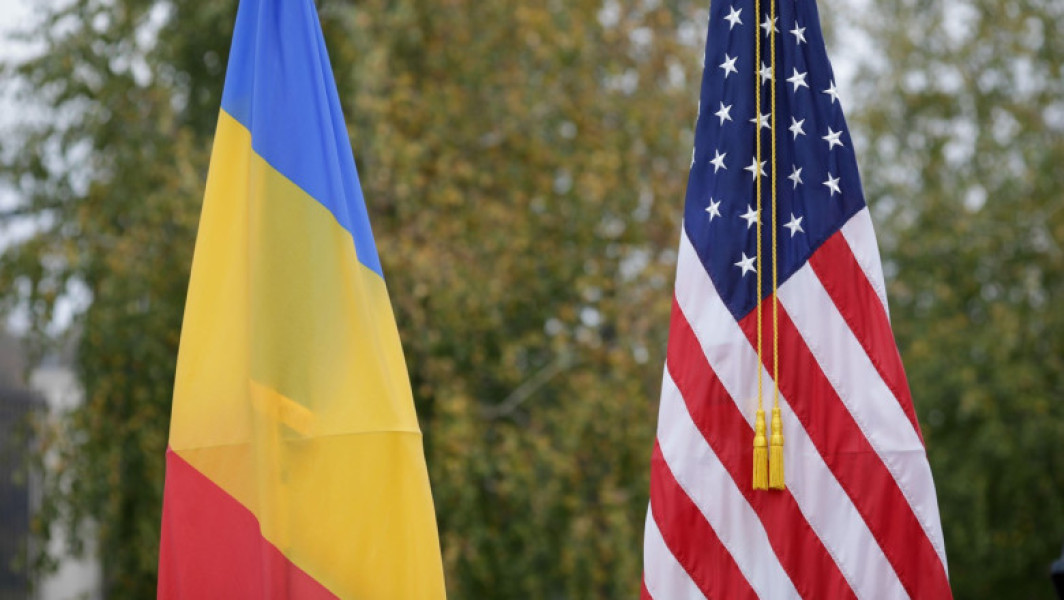 47 de români se află în custodia autorităților americane și urmează să fie deportați din Statele Unite, însă aceștia nu vor fi transportați la baza Guantanamo, precizează Ambasada României în SUA într-un răspuns transmis digi24.ro. Reactia ambasadei vine după ce portalul Politico a publicat, citând documente obținute de la administrația Trump, că 100 de români ar urma să fie transferați la baza navală Guantanamo.