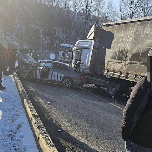 Coliziune între un autoturism și un camion la ieșirea din Bixad