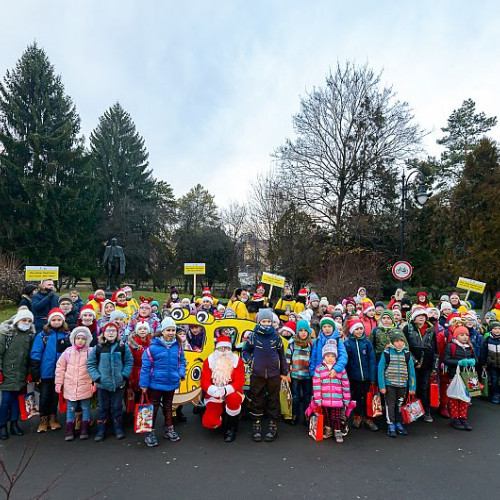 Moş Nicolae oferă cadouri elevilor din programul „Pedibus”