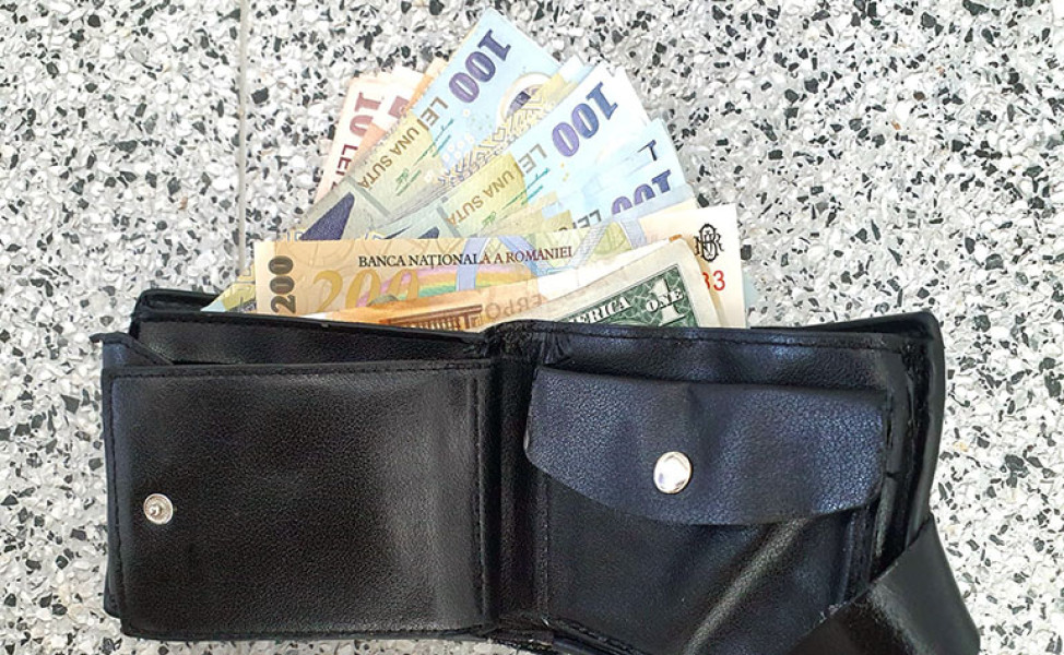 Cum s-a ales cu dosar penal o tânără care a găsit un portofel cu aproape 6.000 de lei în parcarea unui magazin