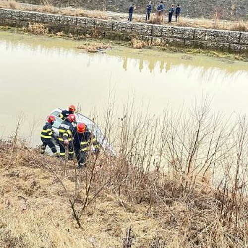 Mașină căzută în râul Buzău, două persoane în spital