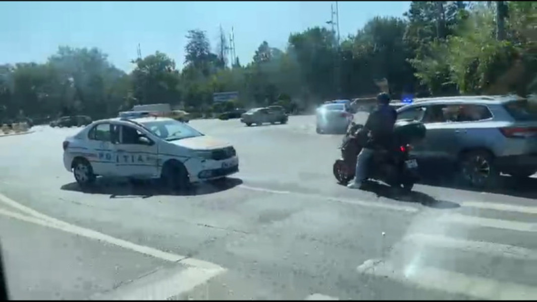 Accident în zona Arcului de Triumf din București. O polițistă a fost rănită după ce autospeciala în care se afla s-a ciocnit cu alt autovehicul