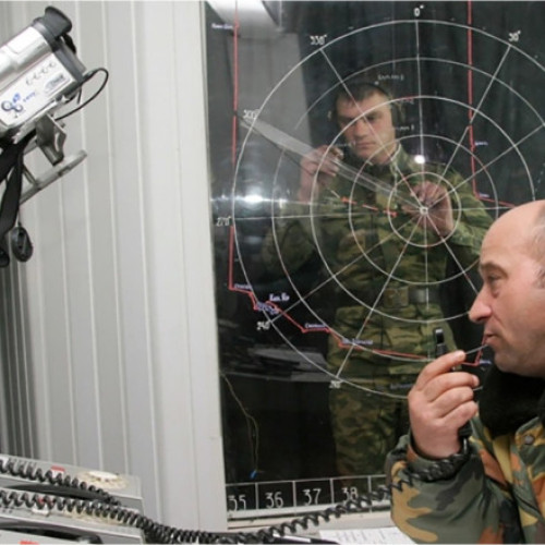 Postul radio misterios UVB-76, cunoscut și drept &quot;Zumzaitul&quot;, rezonează cu enigma de la începutul Războiului Rece și a revenit în centrul atenției în recentul context geopolitic. Conform site-ului digi24.ro, această stație transmisă pe unde scurte din Rusia a devenit subiect de discuție printre propagandiștii pro-razboi, care leagă mesajele sale criptice de eventuale evenimente catastrofale, precum o apocalipsă nucleară.