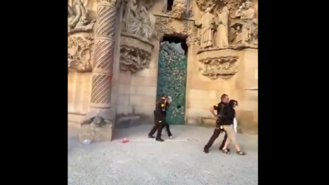 Protest cu vopsea roșie la catedrala Sagrada Família