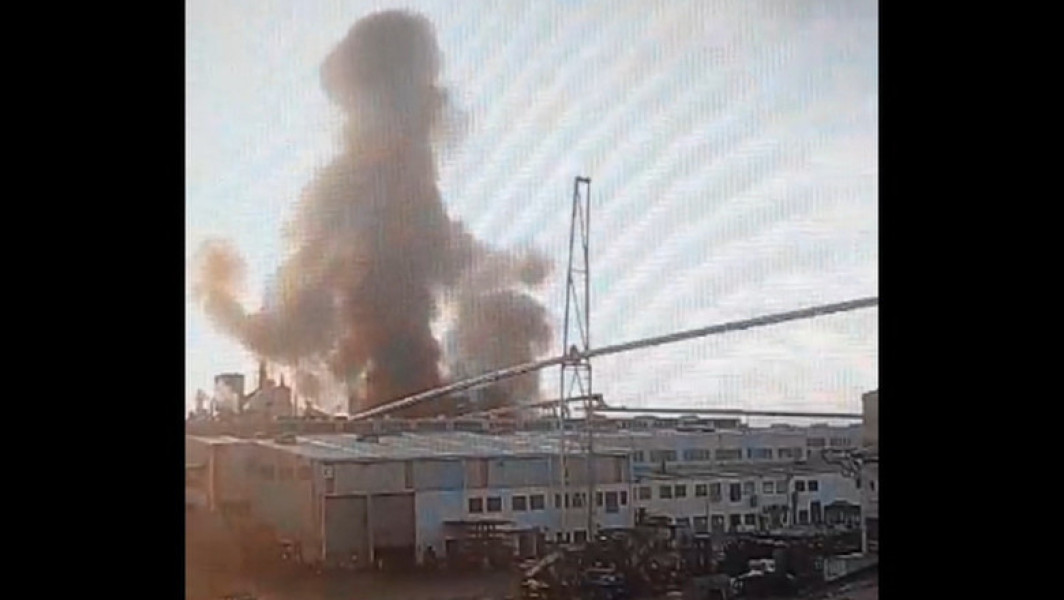 Explozie la fabrica Kronochem din Sebeș, coloană de flăcări vizibilă de la distanțe mari