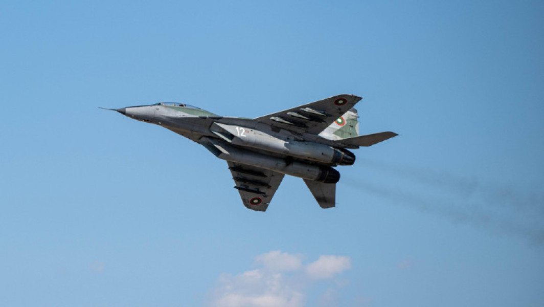 Nepregătiți pentru a asigura securitatea frontierei estice a NATO. Bulgarii vânează dronele rusești cu avioane MiG-29 din era sovietică