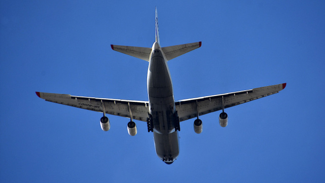 Șapte oameni s-au luat la bătaie într-un avion, înainte de aterizarea pe Otopeni. De la ce a pornit scandalul