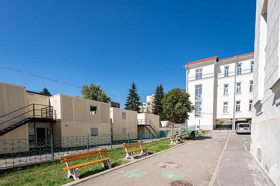 Primăria Sfântu Gheorghe vrea ca firma de reabilitare să plătească chiria pentru containerele școlare
