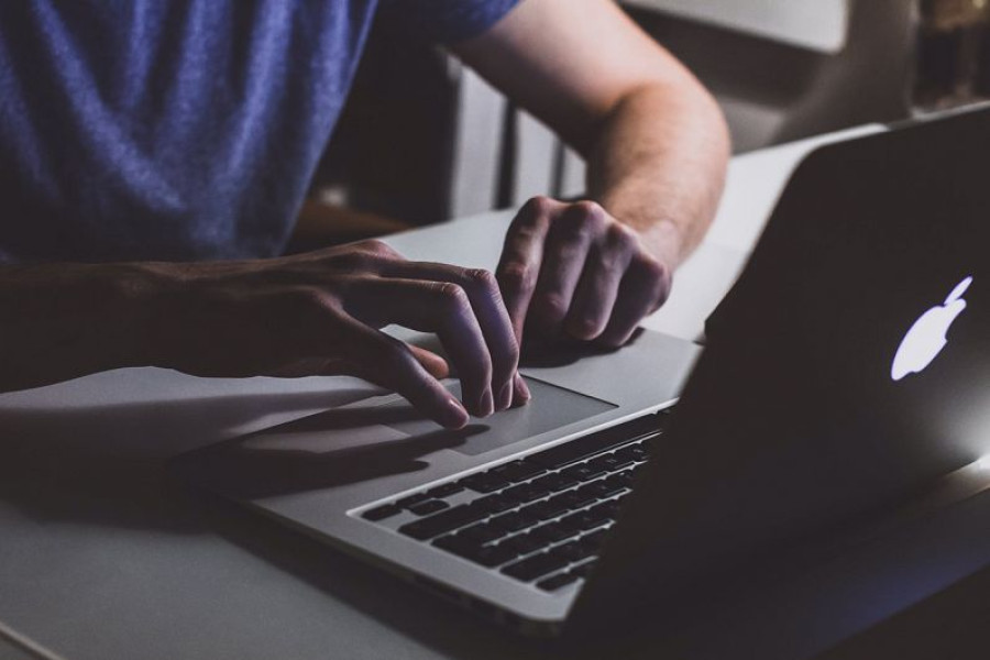 Un tânăr din Dolj, prins după ce a înșelat un bărbat din Sfântu Gheorghe cu o tranzacție online