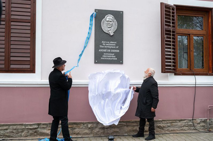 O placă memorială dedicată fotografului Andre de Dienes a fost dezvelită la Târgu Secuiesc
