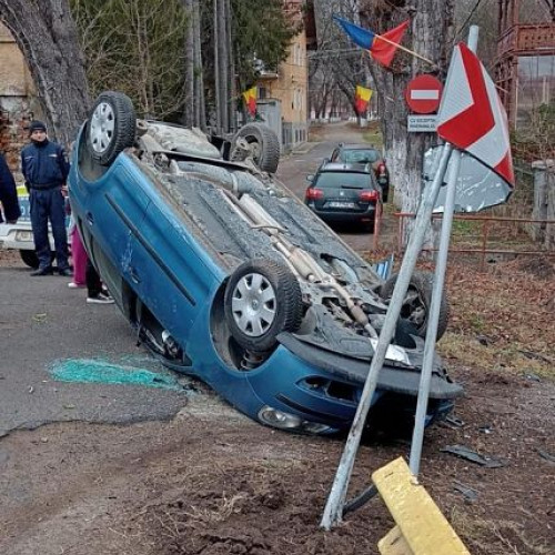 Accident la Vâlcele - o persoană rănită într-un eveniment rutier la o mașină răsturnată