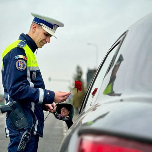 Șoferițele din Sfântu Gheorghe au primit flori și sfaturi de prevenire a accidentelor de circulație de la polițiștii din Covasna