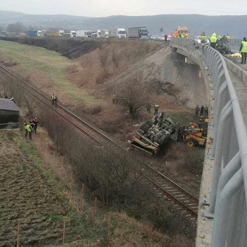 Doi barbati decedati in urma unui accident cu basculanta, in Sibiu - NEWS