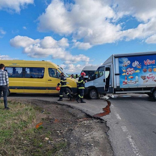 Accident rutier grav între două autoutilitare și un microbuz cu 14 elevi între Reci și Târgu Secuiesc