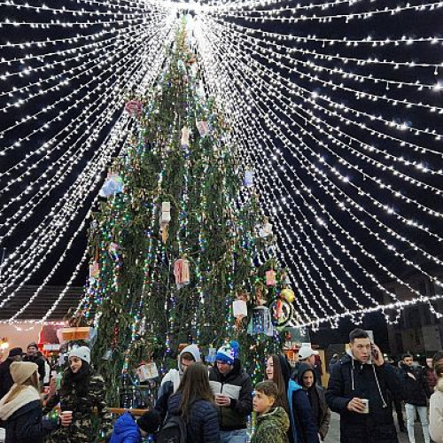 Locuitorii din Întorsura Buzăului se adună în Piața Centrală pentru a susține evenimentul caritabil „Tu mănânci, noi donăm” în ziua de marți, 5 decembrie