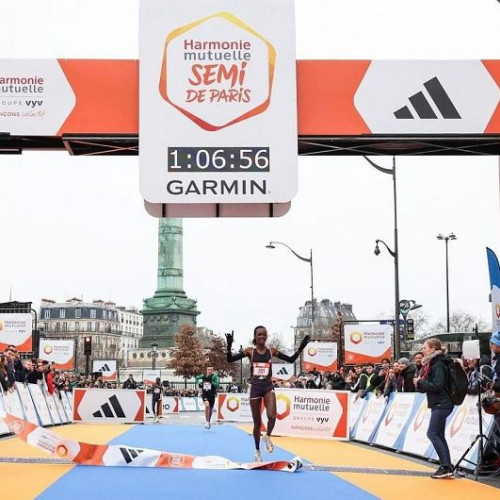 Noua Victorie a Antrenorului Carol Santa: Eleva sa Joan Chelimo Melly a Câștigat Semimaratonul din Paris cu Record Național