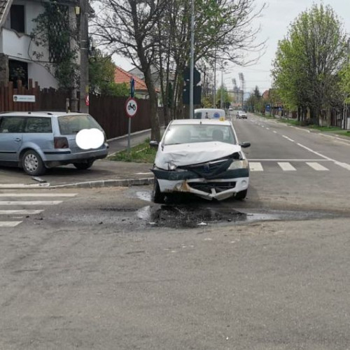 Accident cu trei răniți în Sfântu Gheorghe: ambii șoferi au permis suspendat