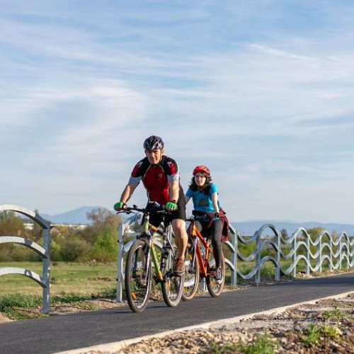 Pista de biciclete de pe digul Râului Olt, aproape de finalizare; va avea 7 kilometri, parapeţi şi stâlpi de iluminat