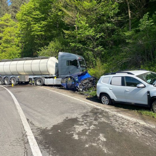 Accident grav in DN 10: Trei persoane ranite intr-un impact intre patru masini