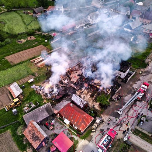 Incendiu devastator la Barcani: Pompieri mobilizați în lupta cu flăcările care au mistuit două case