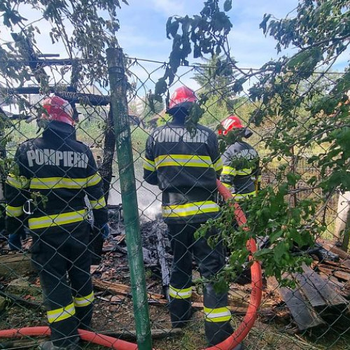 Incendiu distructiv la anexă din Sfântu Gheorghe: două autospeciale de stingere au intervenit de urgență pentru localizarea și evitarea răspândirii flăcărilor