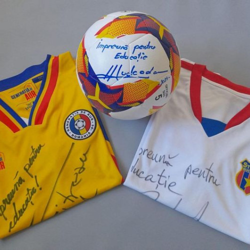 Un set memorabil de obiecte licitate cu succes pentru educație: Tricoul Retro 7 Mai 86, Tricoul Generația de Aur 94 și Minge HD 86, semnate de fotbaliștii români de renume, adjudecate cu 2.200 de lei de un localnic din Sfântu Gheorghe.