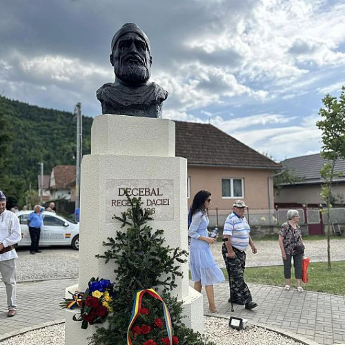 Dezvelirea bustului Regelui Decebal în Parcul Tineretului din Voinestii Covasnei